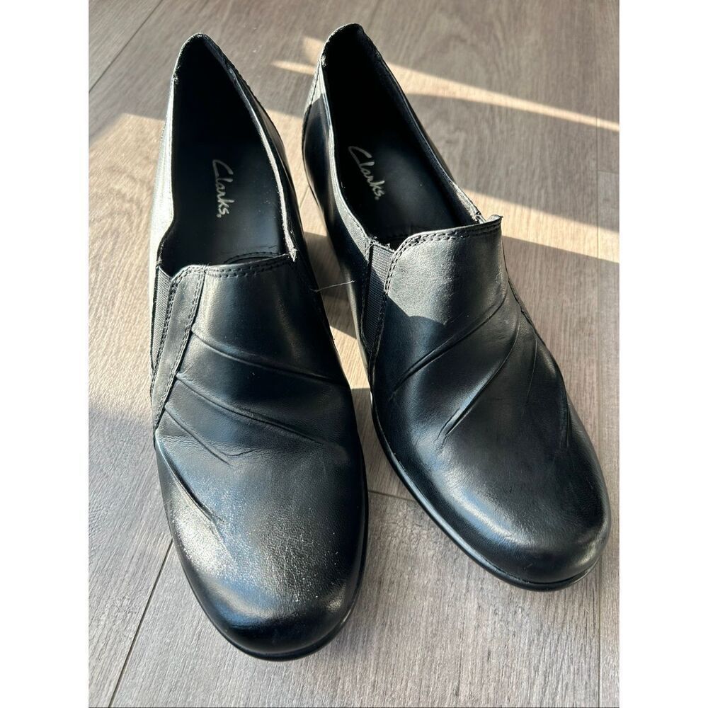 Clarks black leather comfy work shoes size 9W with small heel